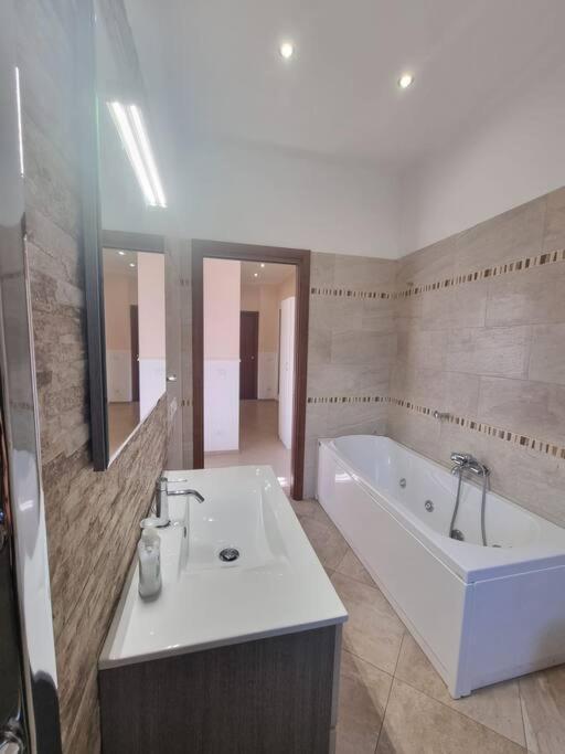 -5 Min From Bus Stop-Free Parking Exterior photo