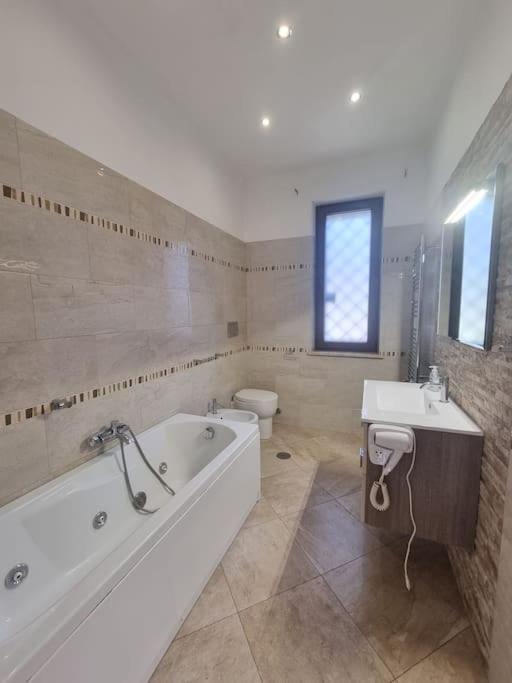 -5 Min From Bus Stop-Free Parking Exterior photo